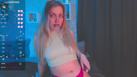 holly_molly8 online show from 23, 1, 2025