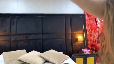 Snapshot of hollyolson chatting on 28, 4, 2026 Holly online show from 28, 4, 2026