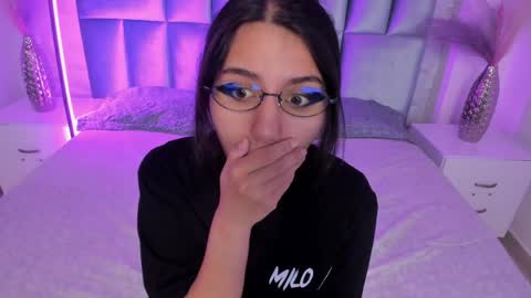 Snapshot of hollypeach_ chatting on 20, 4, 2026 hollypeach_ online show from 20, 4, 2026