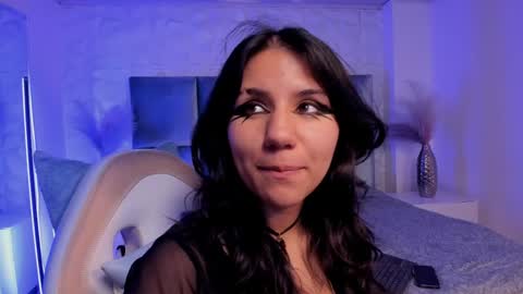 Snapshot of hollypeach_ chatting on 8, 5, 2026 hollypeach_ online show from 8, 5, 2026