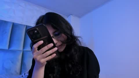 Snapshot of hollypeach_ chatting on 19, 5, 2026 hollypeach_ online show from 19, 5, 2026
