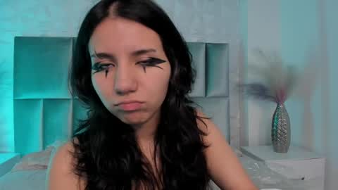 Snapshot of hollypeach_ chatting on 19, 5, 2026 hollypeach_ online show from 19, 5, 2026