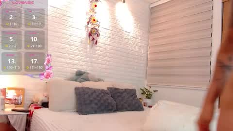 hollyt1 online show from 14, 12, 2025