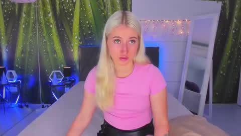 HollyTaillor online show from 20, 9, 2025