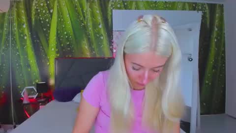 HollyTaillor online show from 29, 9, 2025