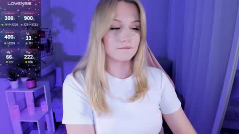 Snapshot of honey_blondee chatting on 16, 6, 2026 Tammy online show from 16, 6, 2026