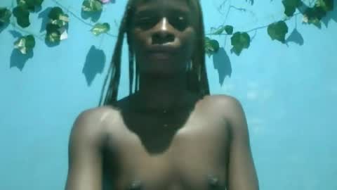 Snapshot of honey_bug2 chatting on 28, 9, 2025 Queen online show from 28, 9, 2025