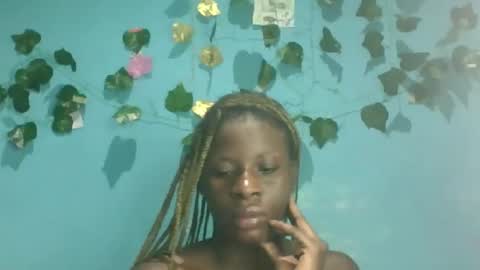 Snapshot of honey_bug2 chatting on 13, 10, 2025 Queen online show from 13, 10, 2025