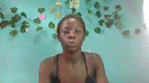 Snapshot of honey_bug2 chatting on 16, 10, 2025 Queen online show from 16, 10, 2025