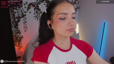Snapshot of honeymoontea chatting on 4, 2, 2025 online show from 4, 2, 2025