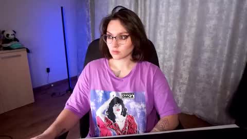 Snapshot of hoot_owl_cb chatting on 20, 10, 2025 Karina online show from 20, 10, 2025