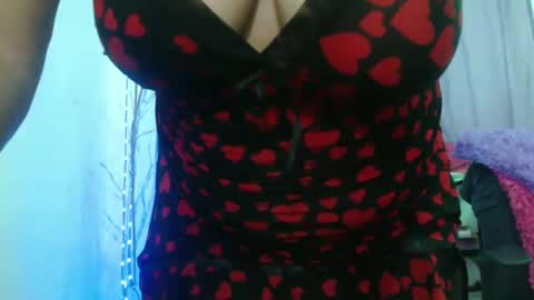 Snapshot of horny_mommy17 chatting on 10, 10, 2025 armina online show from 10, 10, 2025