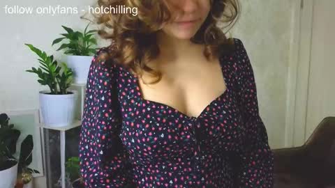 Snapshot of hot_chill__ chatting on 14, 11, 2025 LiluCaroline online show from 14, 11, 2025