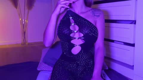Snapshot of hotbella_ chatting on 12, 9, 2025 Bella online show from 12, 9, 2025