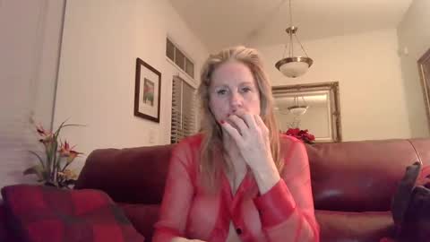 Snapshot of hotblondemilf1962 chatting on 15, 12, 2024 hotblondemilf1962 online show from 15, 12, 2024
