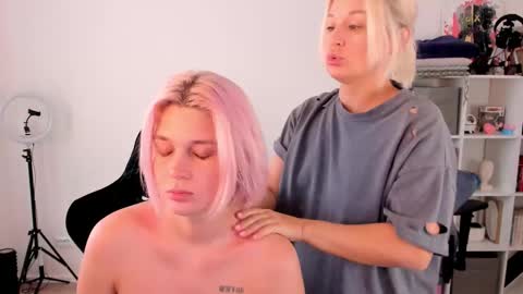 Nessie and Jessie online show from 10, 10, 2025