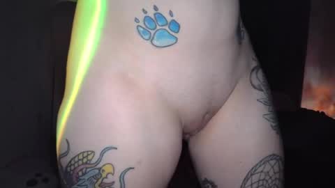 Snapshot of hotwetfreak chatting on 19, 4, 2026 Lili Vixen online show from 19, 4, 2026
