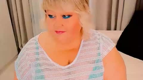 Snapshot of huge_booobs chatting on 21, 10, 2025 milli online show from 21, 10, 2025