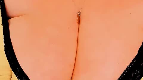 Snapshot of huge_booobs chatting on 18, 11, 2025 milli online show from 18, 11, 2025