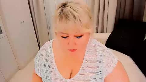 Snapshot of huge_booobs chatting on 24, 11, 2025 milli online show from 24, 11, 2025