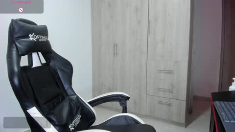 Dylan  independent model  online show from 30, 1, 2025