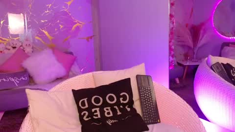 Snapshot of indy_moore chatting on 26, 4, 2026 INDY online show from 26, 4, 2026