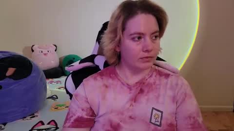 Snapshot of internetfairy_xo chatting on 13, 12, 2024 Faye online show from 13, 12, 2024
