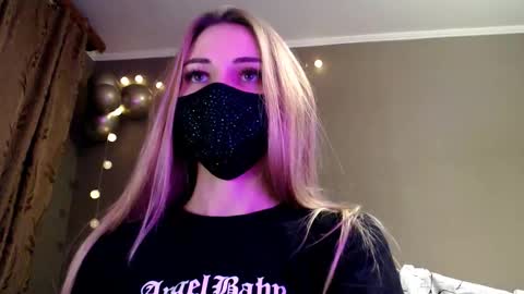 Snapshot of iris_lave chatting on 28, 11, 2025 Lily online show from 28, 11, 2025