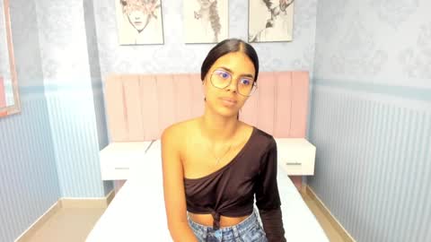 Snapshot of isa_little4u chatting on 14, 1, 2025 online show from 14, 1, 2025