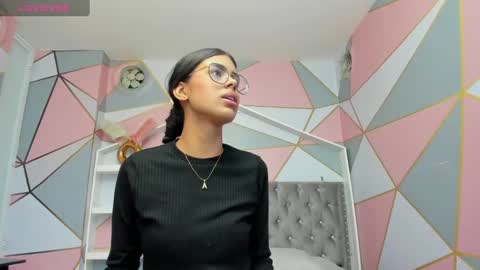Snapshot of isa_little4u chatting on 5, 2, 2025 online show from 5, 2, 2025