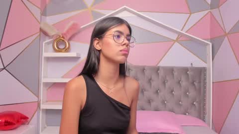 Snapshot of isa_little4u chatting on 15, 2, 2025 online show from 15, 2, 2025