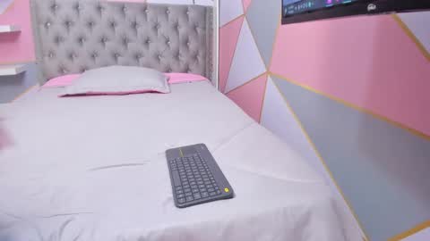 Snapshot of isa_little4u chatting on 19, 2, 2025 online show from 19, 2, 2025