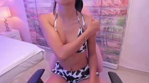 Snapshot of isa_little4u chatting on 16, 9, 2025 online show from 16, 9, 2025