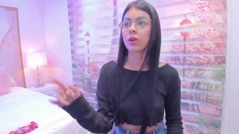 Snapshot of isa_little4u chatting on 22, 9, 2025 online show from 22, 9, 2025