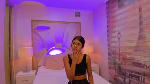 Snapshot of isa_little4u chatting on 24, 9, 2025 online show from 24, 9, 2025