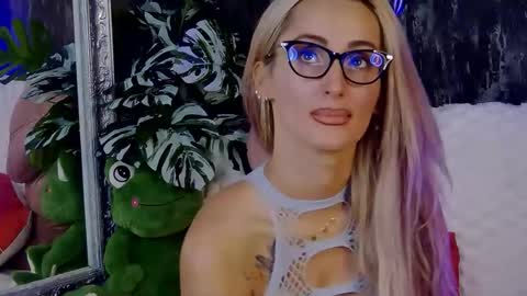 Snapshot of isabelleethan chatting on 3, 10, 2025 IsabelleEthan online show from 3, 10, 2025
