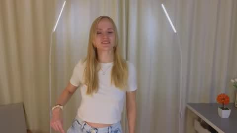 Snapshot of isauraluciano chatting on 25, 11, 2025 Olivia online show from 25, 11, 2025