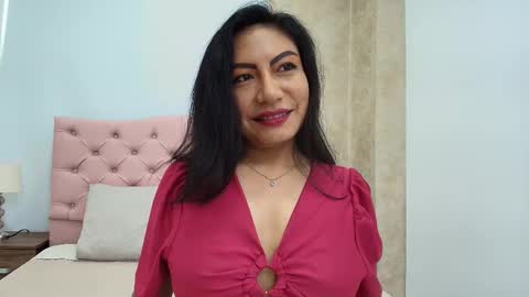 Isis Choi online show from 5, 1, 2026