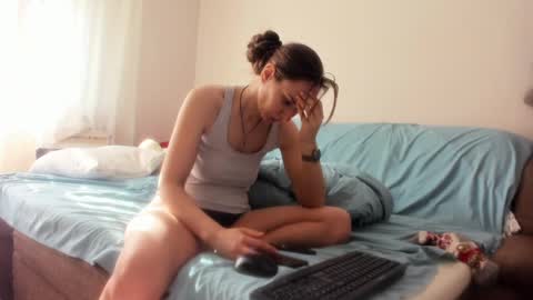 Issabelle online show from 10, 3, 2025