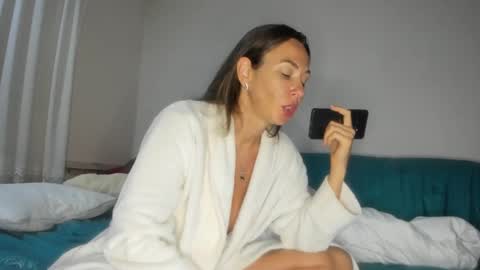 Issabelle online show from 15, 9, 2025