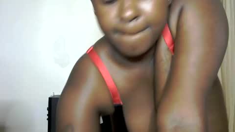 Snapshot of its_sweet chatting on 4, 1, 2025 BigAss horny online show from 4, 1, 2025