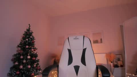 Snapshot of ivyhoney chatting on 17, 12, 2024 IVY - Follow me 3 online show from 17, 12, 2024