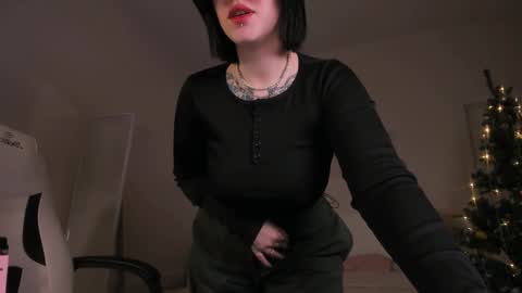 Snapshot of ivyhoney chatting on 2, 1, 2025 IVY - Follow me 3 online show from 2, 1, 2025