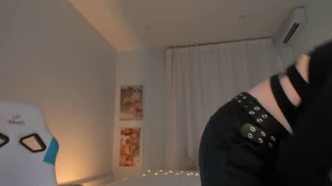 Snapshot of ivyhoney chatting on 12, 1, 2025 IVY - Follow me 3 online show from 12, 1, 2025