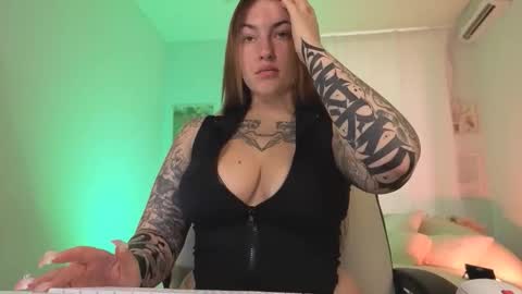 Snapshot of ivyhoney chatting on 12, 9, 2025 IVY - Follow me 3 online show from 12, 9, 2025