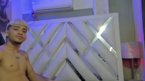 Snapshot of izaak_taylor7 chatting on 12, 1, 2025 izaack online show from 12, 1, 2025