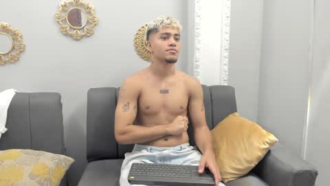 Snapshot of izaak_taylor7 chatting on 1, 2, 2025 izaack online show from 1, 2, 2025