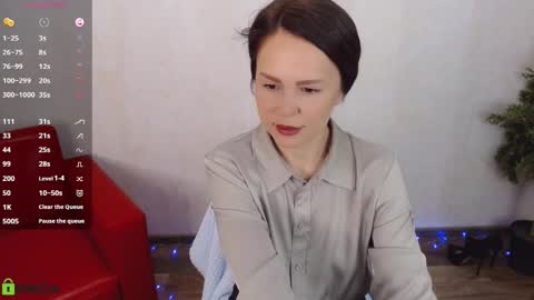 Queen of nylon  Victoria online show from 15, 12, 2025