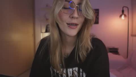 Linda Sofia help me get to 100 thumbs up online show from 22, 11, 2025