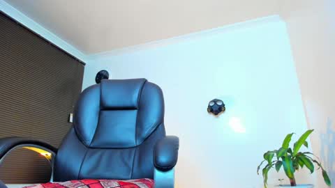 Snapshot of james_thick1 chatting on 1, 2, 2025 James online show from 1, 2, 2025